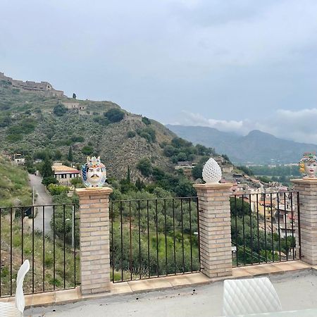 Bed And Relax-Il Maniero Bed and Breakfast Calatabiano Εξωτερικό φωτογραφία